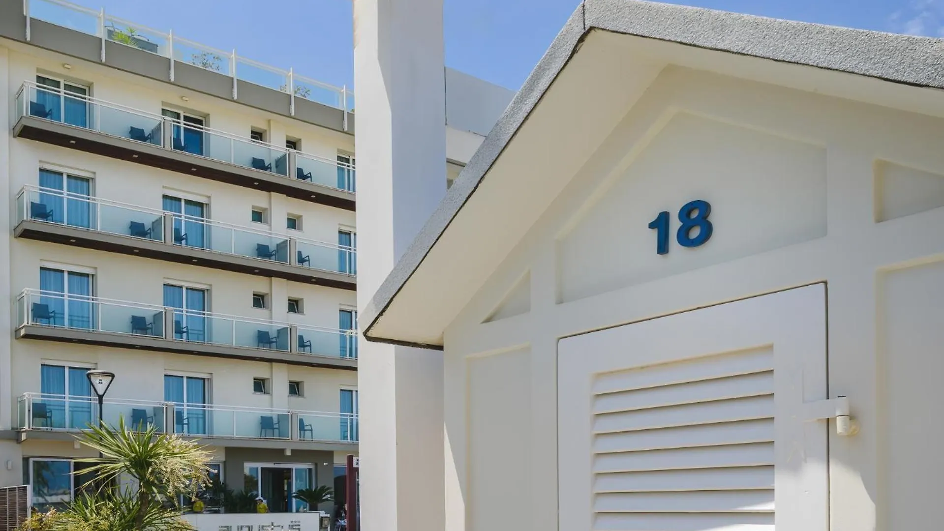 5 Hotel sulla Spiaggia Vicino a Indiana Golf a Riccione