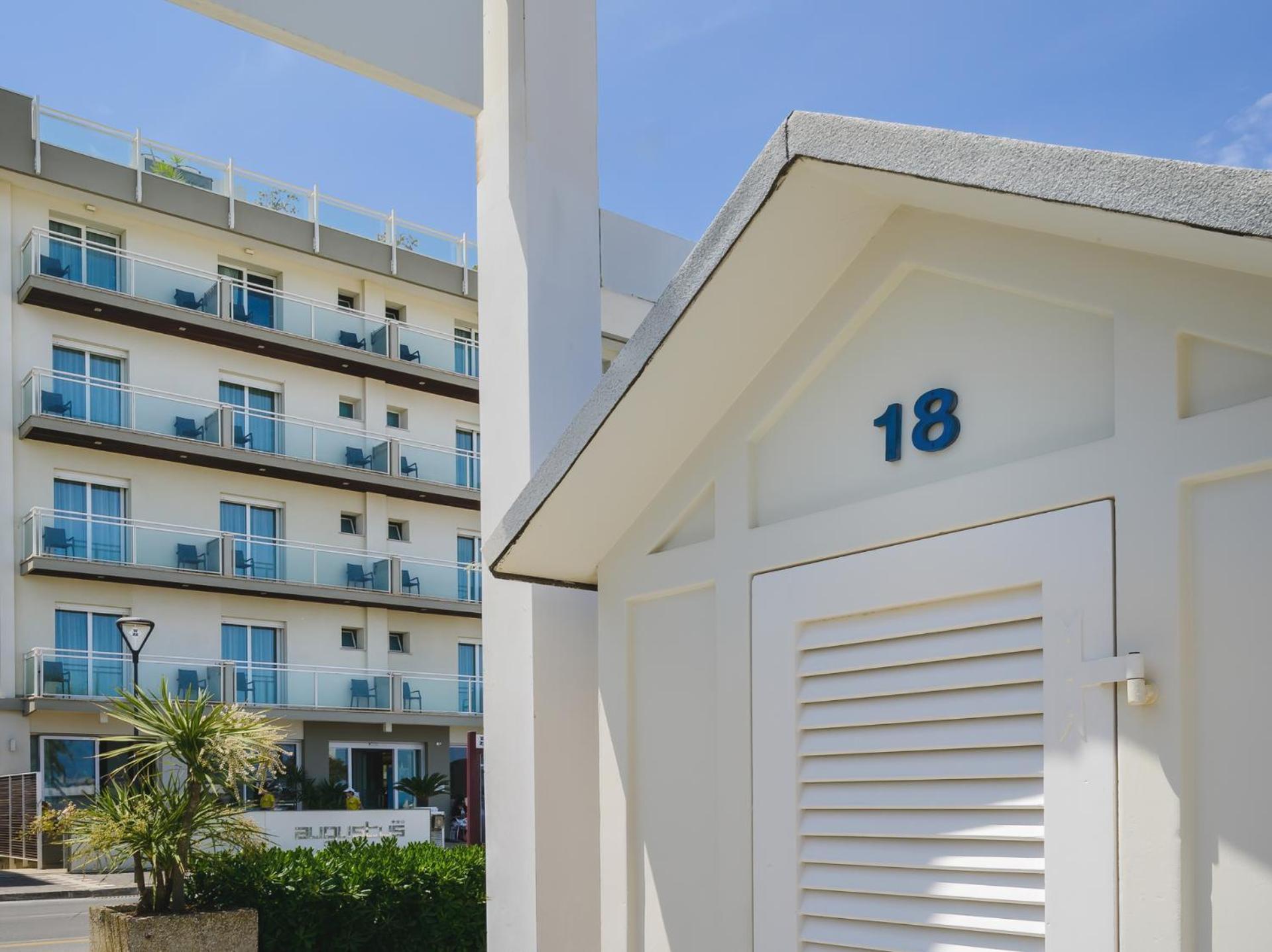 5 Hotel sulla Spiaggia Vicino a Indiana Golf a Riccione
